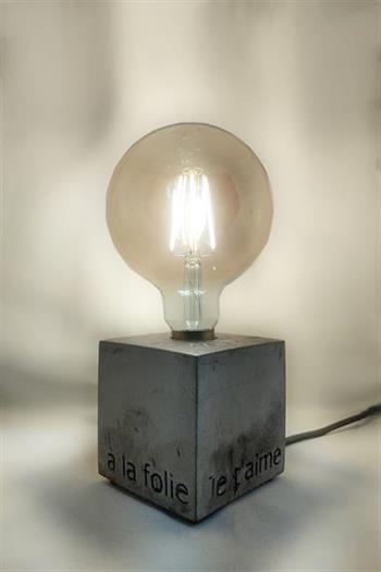 Lampe cube béton gris et ampoule D125mm bronze